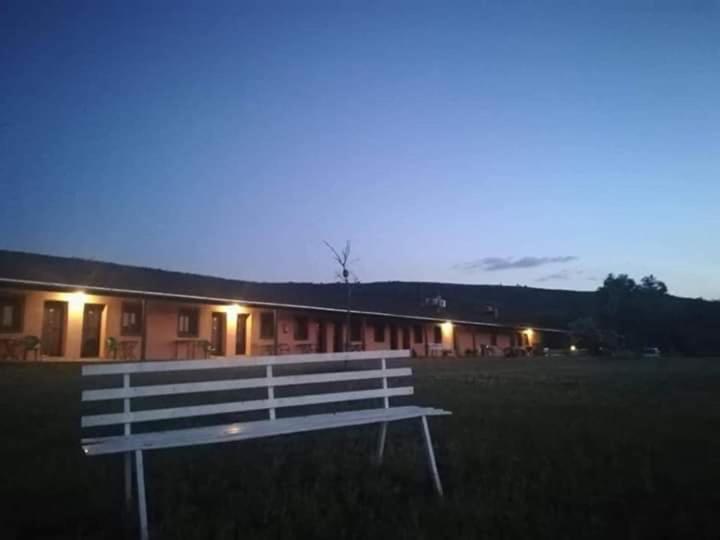 Hotel Rural Puerta De Monfrague 比利亚雷亚尔圣卡洛斯 外观 照片